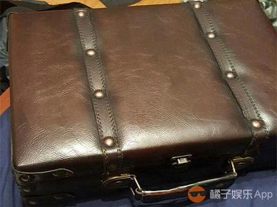 慎重打開:女友給他留下一只神秘皮箱. - 今日頭條(TouTiao.com)
